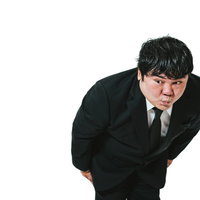 深々と頭を下げて謝罪するスーツ姿の男性のビジネスマナーの写真