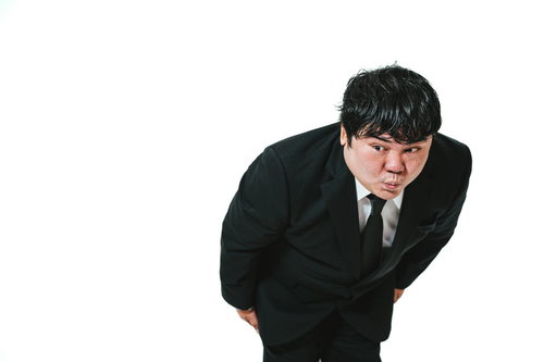 深々と頭を下げて謝罪するスーツ姿の男性のビジネスマナー