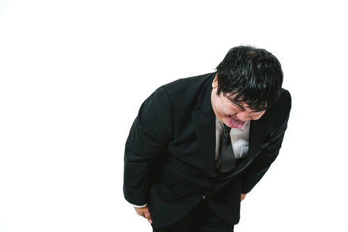 まったく悪びれた様子がない謝罪をする黒いスーツの男性