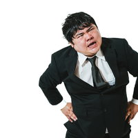 疲労コンパイルですわー、腰痛で両手を腰に当てるスーツ姿の男性の写真