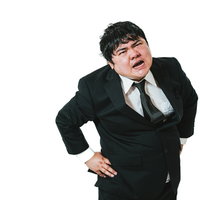 太りすぎてスーツのウエストがきつきつになった男性の写真