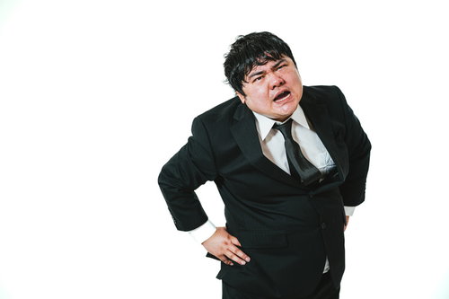 太りすぎてスーツのウエストがきつきつになった男性