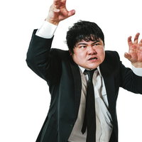 黒いスーツ姿で両手を広げて威嚇ポーズをとる会社員男性の写真