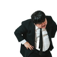 黒スーツ姿で腰を曲げて威圧的なポーズをとる男性会社員の写真