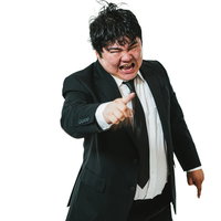 怒りに任せて怒鳴り付けるスーツ姿の男性会社員の写真