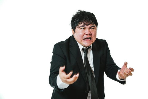 おい、ハトロール（パトロール）中だぞ。食べてないですずめ