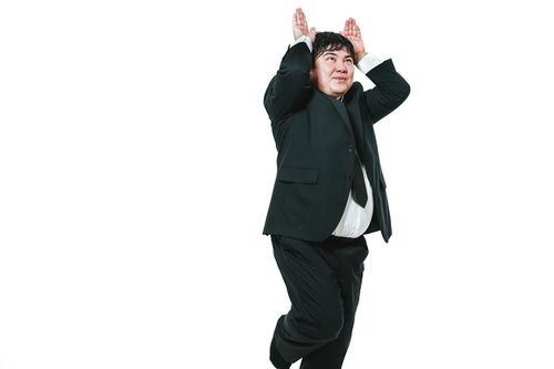 現実逃避だピョン！スーツ姿で跳ねる会社員男性