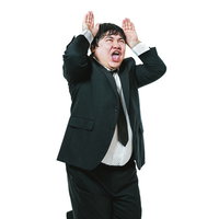 罵る会社員、黒いスーツで頭を抱えて困惑する男性の写真