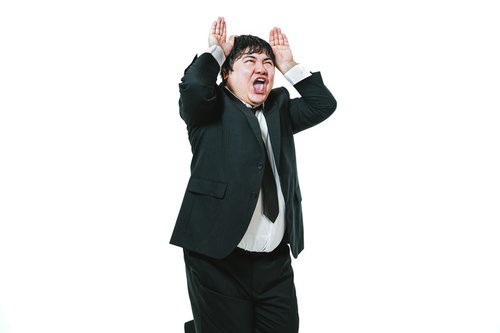 罵る会社員、黒いスーツで頭を抱えて困惑する男性