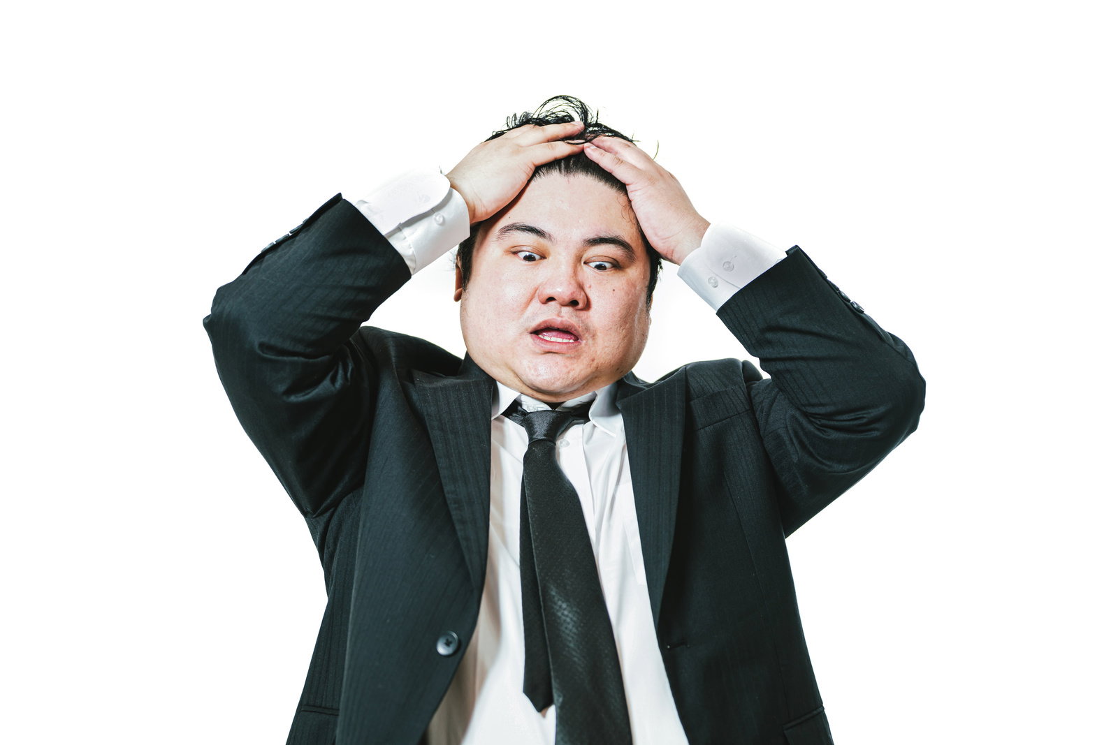 前髪を押さえて呆然とした表情の紺スーツの男性会社員［モデル：段田隼人］