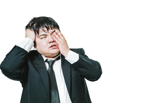 徹夜作業で昼間は眠たい会社員の疲労と過労状態