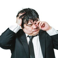 徹夜業務で昼夜逆転する会社員の写真