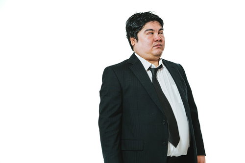 黒いスーツで直立不動の男性会社員