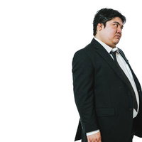 横を向いて不機嫌そうな太った会社員の写真