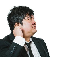 首に手を当てて悩むスーツ姿の会社員の写真