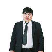 黒いスーツ姿で口をつぐむ男性会社員の写真