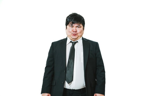 黒いスーツ姿で口をつぐむ男性会社員