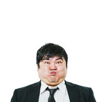 息を止めて口をつぐむスーツ姿の男性会社員の写真