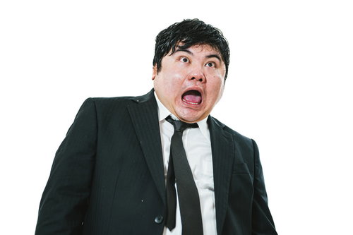 ポカーンと口を開けて驚く男性会社員のリアクション表情