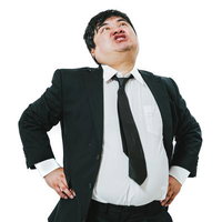 腰に手を当てて威張るスーツの男性の写真