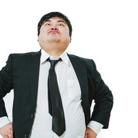 スーツ姿で威張り散らすエンジニア男性の高圧的なポーズの写真