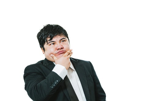顎に手をあてて考え込むビジネスマンの真摯な表情