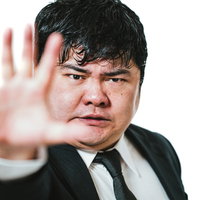 待ったをかける責任者の手のひらストップサインの写真