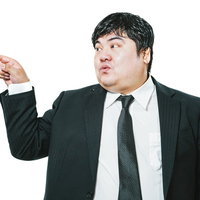 右側を指さして案内する会社員の写真
