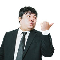 親指を立てるスーツ姿の男性の写真