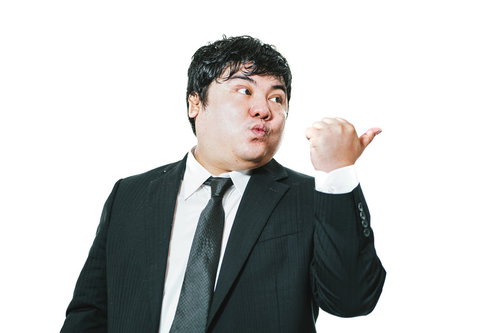 あとで寄ってこうぜ、親指を立てるスーツ姿の男性