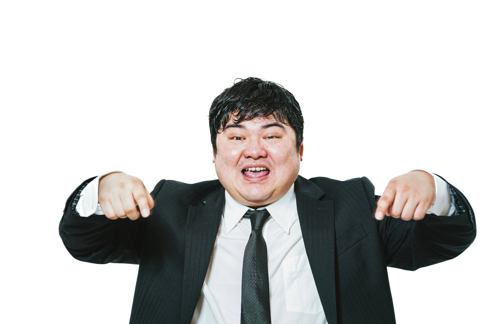 黒いスーツを着た笑顔の男性が両手で下を指差している［モデル：段田隼人］