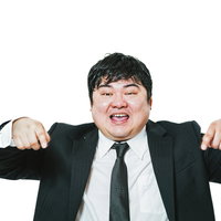 概要欄を見てね！と両手で下を指さすビジネスマンの写真