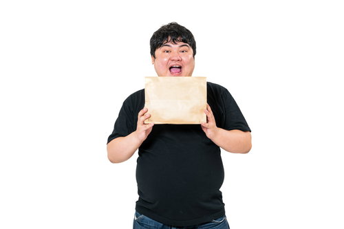 懸賞の小包が届いて心弾む男性が喜びを表現