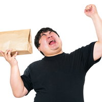 ずっと待っていた商品がようやく届いたぜ！と歓喜する男性の写真