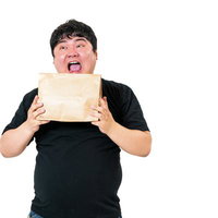 紙袋を持って大喜びする男性の写真