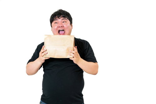 紙袋を持って大喜びする男性