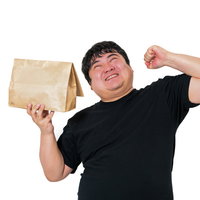 小包を片手に両腕を広げて歓喜する男性の写真