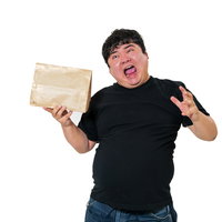 宅配物を手に持ちうろたえる男性の驚きの表情の写真