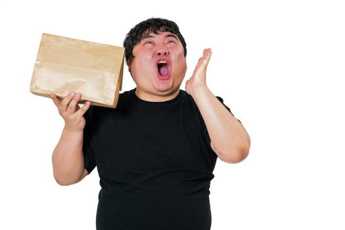 物が届いて段ボール箱を持ち大喜びする男子