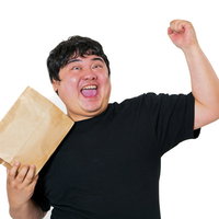 届いた商品に歓喜するオタ男性のガッツポーズの写真