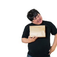 荷物を片手にがっかりする男性の配達受け取りの写真