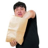 紙袋の中身を両手で探る男性、配送・宅配物の受け取り確認シーンの写真