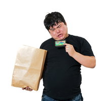 小包を開封してファミリースタジアムのカセットを取り出す男性の写真