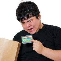 レトロゲームカセットの開封で残念そうな男性の写真