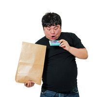 レアなファミコンカセットを手に取り驚く男性の写真