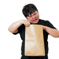 ゴミしか入ってないプレゼントにキレる男性の写真