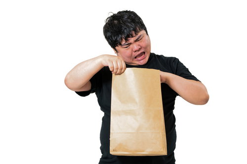 ゴミしか入ってないプレゼントにキレる男性