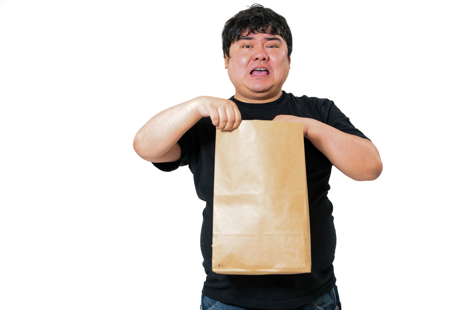 空の小包を開いて困った表情の男性［モデル：段田隼人］