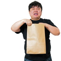 空の小包に困惑する男性の写真