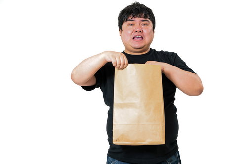 空の小包に困惑する男性